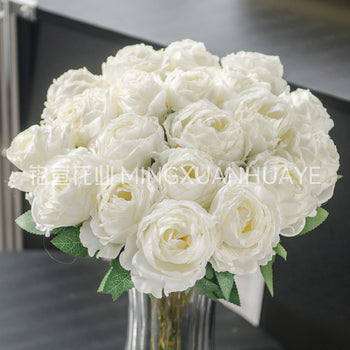 Tufë me trëndafila të bardhë 18 koka