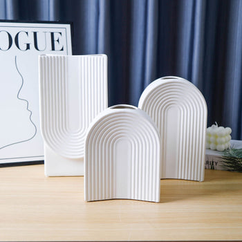 Vazo qeramike dekorative në ngjyrë të bardhë, me vija të harkuara