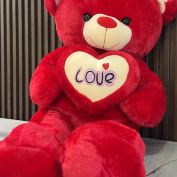 Arush pellushi i kuq me zemër me shkrim "Love"