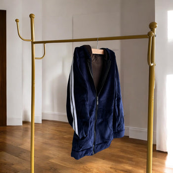 Xhaketë sportive me veshje pushi e vija të bardha