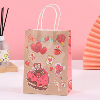 Çantë kartoni me figura zemrash e tortash dhe shkrim “Love”