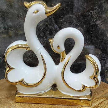 Statujë me dy mjellma me detaje gold e në ngjyrën e bardhë