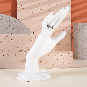 Stendë artistike në formë dore, dhe bazë valëzuese