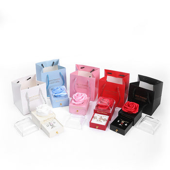 Paketim dhurate me çantë dhe kuti bizhuterie me trëndafil