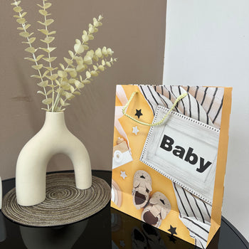 Cantë kartoni me dizenjo veshje bebesh