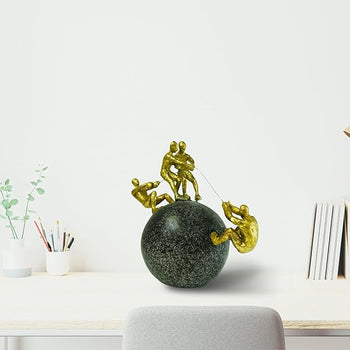 Statujë dekorative me njerëz gold mbi sferë