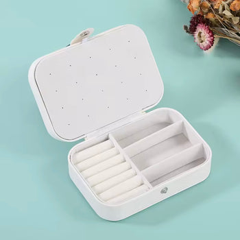 Kuti organizuese për bizhuteri, dizajn kompakt, me ndarje praktike