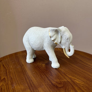 Elefant dekorativ me trung të përkulur