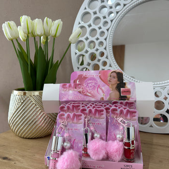 Lipgloss me varëse dekorative me pom-pom