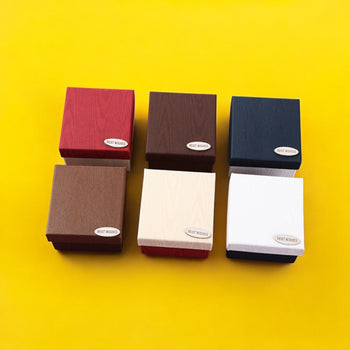 Kuti paketimi për bizhuteri me dizenjo druri dhe stiker “Best Wishes”