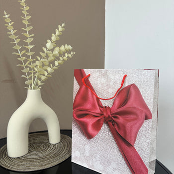 Cantë kartoni me dizenjo fjongo të kuqe