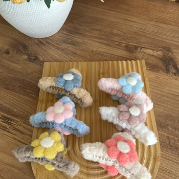 Kapëse Flokësh Prej Pellushi Me Lule.