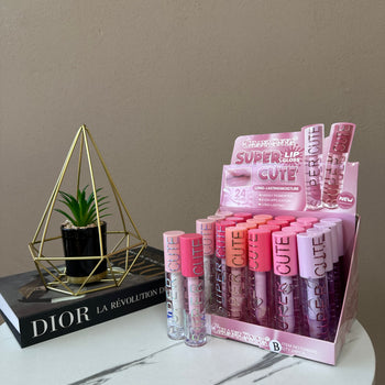 Lip gloss “Super Cute” me efekt shkëlqimi dhe hidratimi