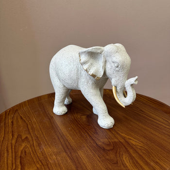 Elefant dekorativ me trung të ngritur