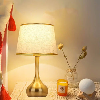 Ndriçues tavoline me kupolë tekstili dhe detaje gold