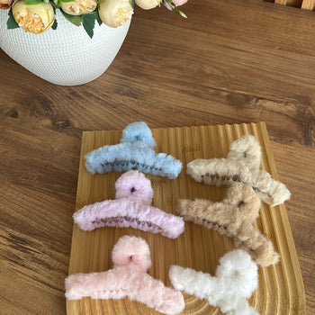 Kapëse Flokësh Prej Pellushi Njëngjyrëshe.