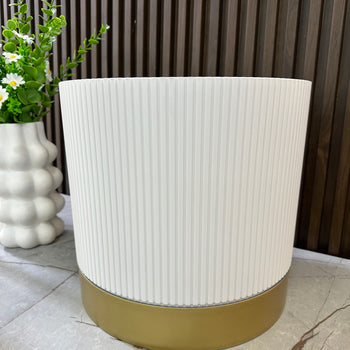 Vazo plastike lulesh, set 4 pcs, cilindrike me vija vertikale dhe detaj gold në fund, e bardhë