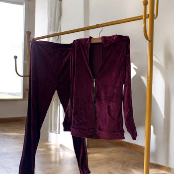 Kostum sportive velvet me shirit dekorues