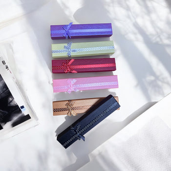 Kuti për byrzylyk me fjongo me pika