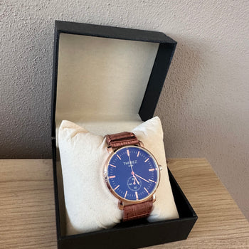 Orë për meshkuj me fushë blu dhe rrip imitim lëkure kafe e akrepa rose gold