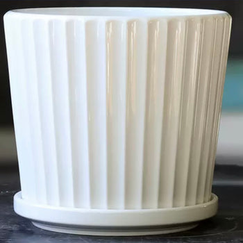 Vazo qeramike me kanale vertikale