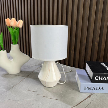 Llambë tavoline me bazë qeramike formë konike dhe abazhur tekstili