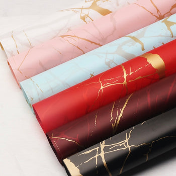 Letër paketimi me dizajn mermeri dhe detaje ari