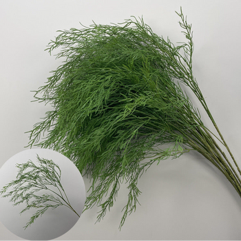 Degë artificiale me gjethe të varura jeshile