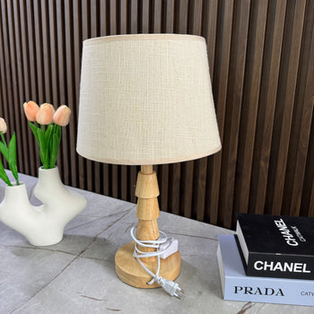 Llambë tavoline me bazë druri dhe abazhur tekstili