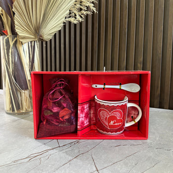 Set dhuratë romantike me filxhan “Love”, lugë dhe aromtizues