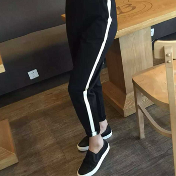 Pantallona me shirit të bardhë