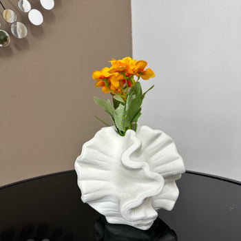 Vazo dekorative qeramike me cepa të valëzuara, e bardhë