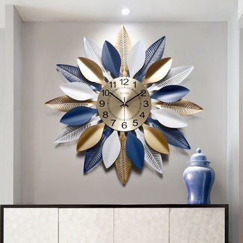 Orë murale gold me zbukurime gjethesh blu anash