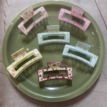 Kapëse flokësh me ngjyra pastel, me dizenjo lulesh