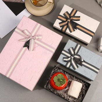 Set me kuti paketimi dhuratash me fjongo dyngjyrëshe