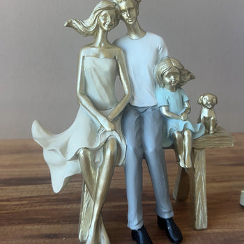 Statujë me çift një fëmijë dhe qen