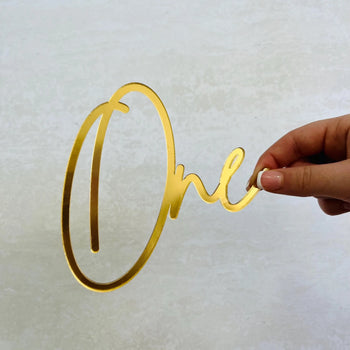Cake topper me shkrim "One"