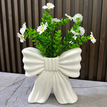 Vazo dekorative në formë fjongoje me vija