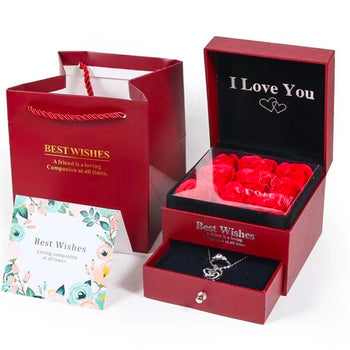 Kuti “Best Wishes” me trëndafila sapun e me shkrim gold “I love you”
