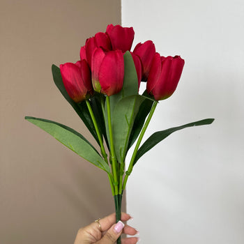 Tulipanë artificialë dekorativë në disa modele