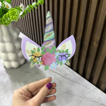 Cake topper njëbrirësh me lule