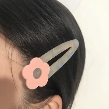 Set me dy kapëse flokësh me nuancë perle dhe lule