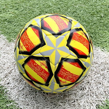 Topa futbolli me modele dhe ngjyra të ndryshme