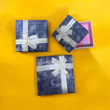 Set me 3 kuti paketimi dhuratash katrore me fjongo “Happy Everyday”