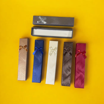 Kuti për byrzylyk me valëzime dhe fjongo me kontur gold