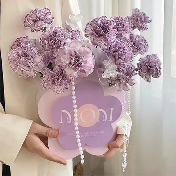 Kuti paketimi për lule në formë luleje, dhuarata perfekte, mbishkrimi “Mom”