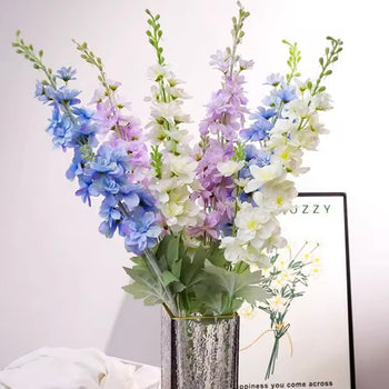 Lule dekorative Delphinium me një degë