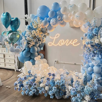 Tabelë neoni me shkrim “LOVE” për dekore eventesh