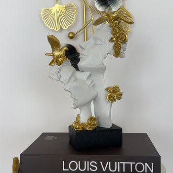 Statujë në formë çifti ngjyrë të bardhë me detaje gold