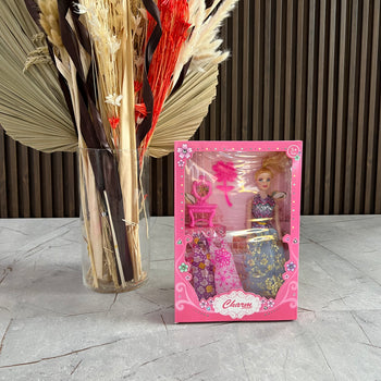 Vajza me komodinen & garderoben e saj Charm